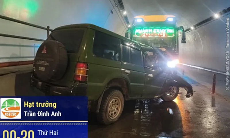 Hiện trường vụ tai nạn giao thông trong hầm Đèo Ngang làm 2 người tử vong