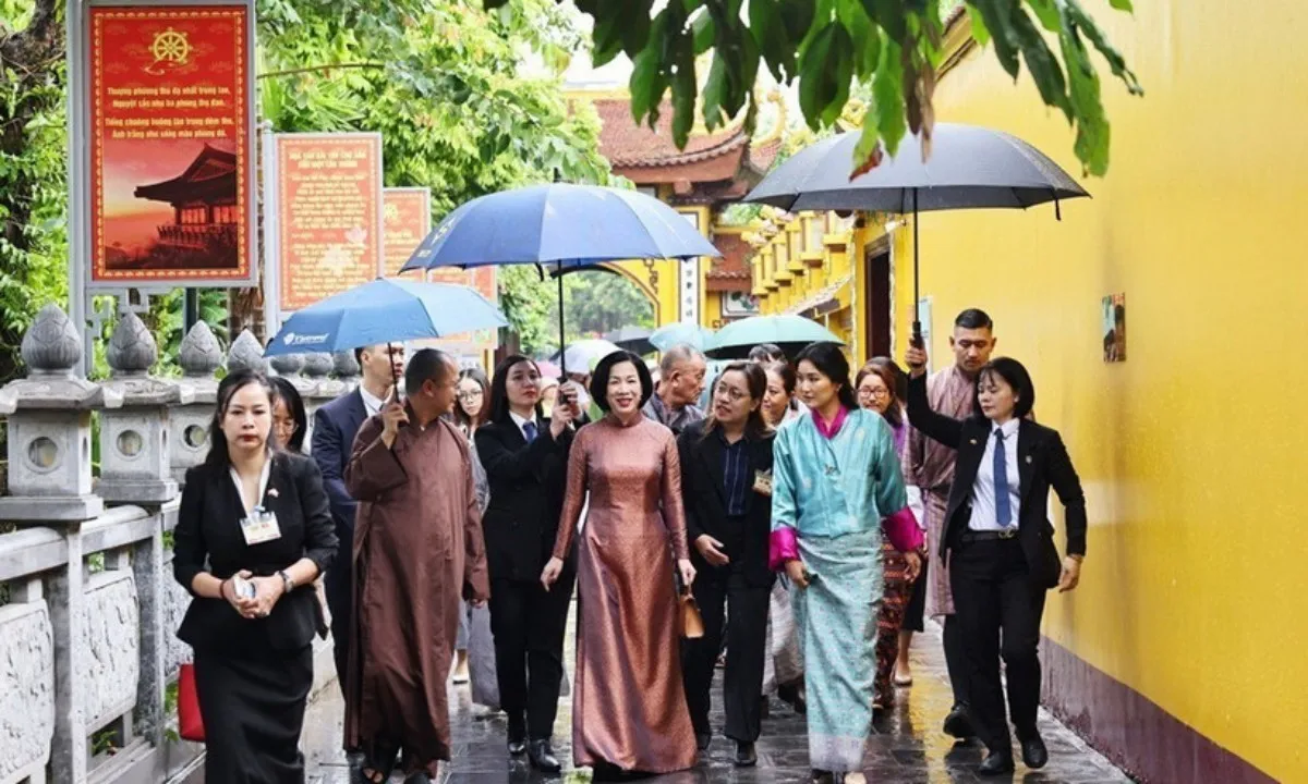 phu-nhan-chu-tich-nuoc-cung-hoang-hau-bhutan-tham-chua-tran-quoc-5