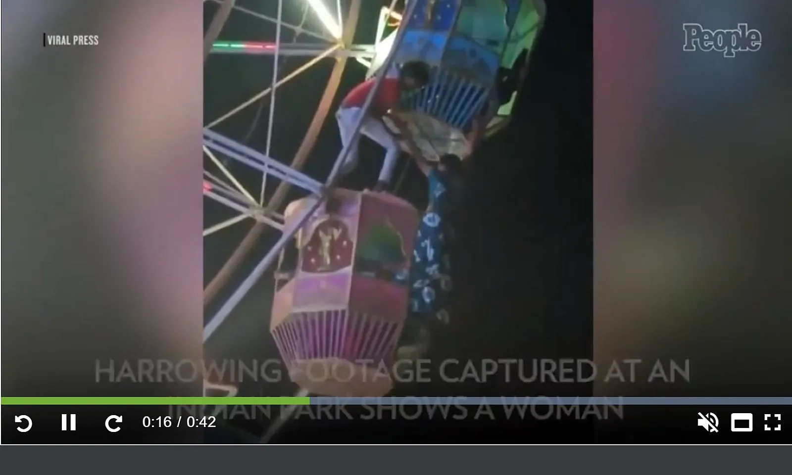 Người phụ nữ Ấn Độ rơi khỏi đu quay, treo lơ lửng ở độ cao gần 10 m