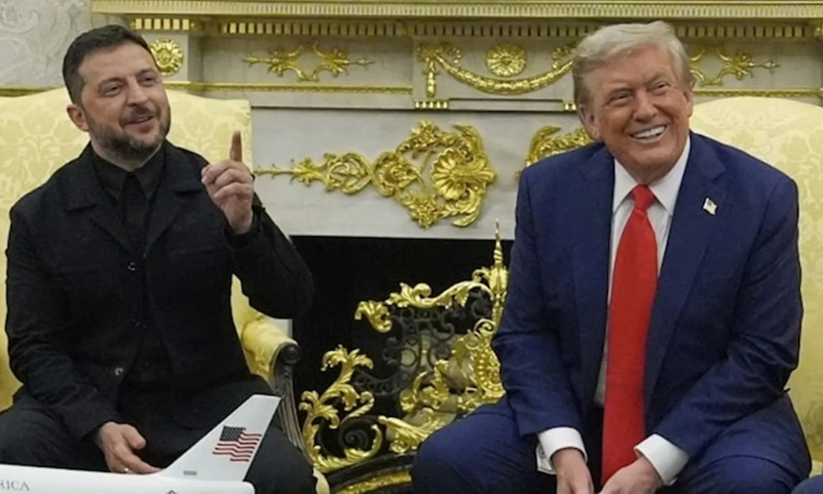Tổng thống Ukraine Zelensky khéo léo đáp trả nhà báo từng chế giễu trang phục của ông