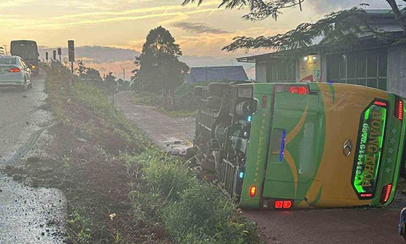Xe khách chở 46 người bị lật, hành khách hoảng loạn