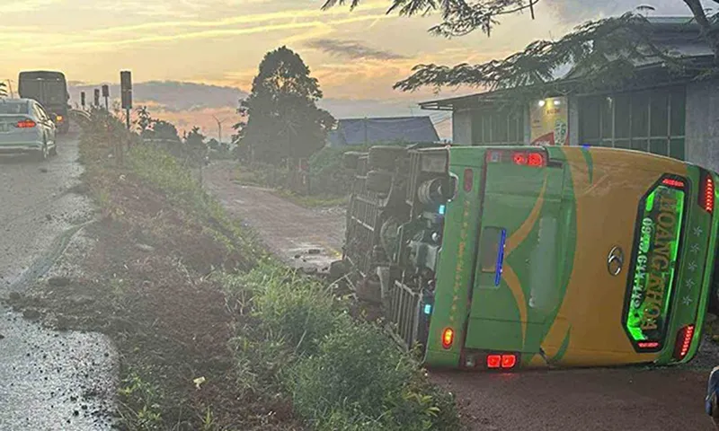 Xe khách chở 46 người bị lật, hành khách hoảng loạn