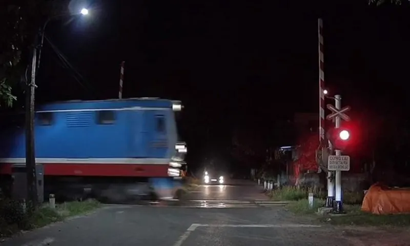 Video clip: Thanh chắn tự động đường sắt ở Quảng Trị bất ngờ mở khi tàu lao tới, suýt gây tai nạn