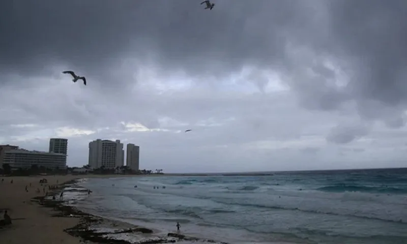 Mỹ: Đóng cửa hàng loạt bãi biển, sơ tán dân do bão Erin áp sát