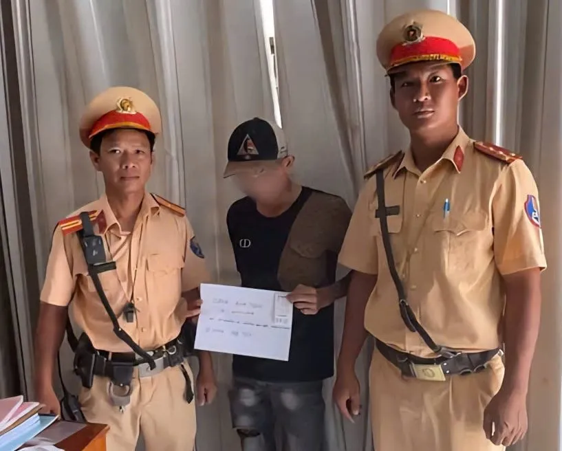 tai-xe-xe-tai-cho-hang-qua-tai-duong-tinh-voi-ma-tuy(1)