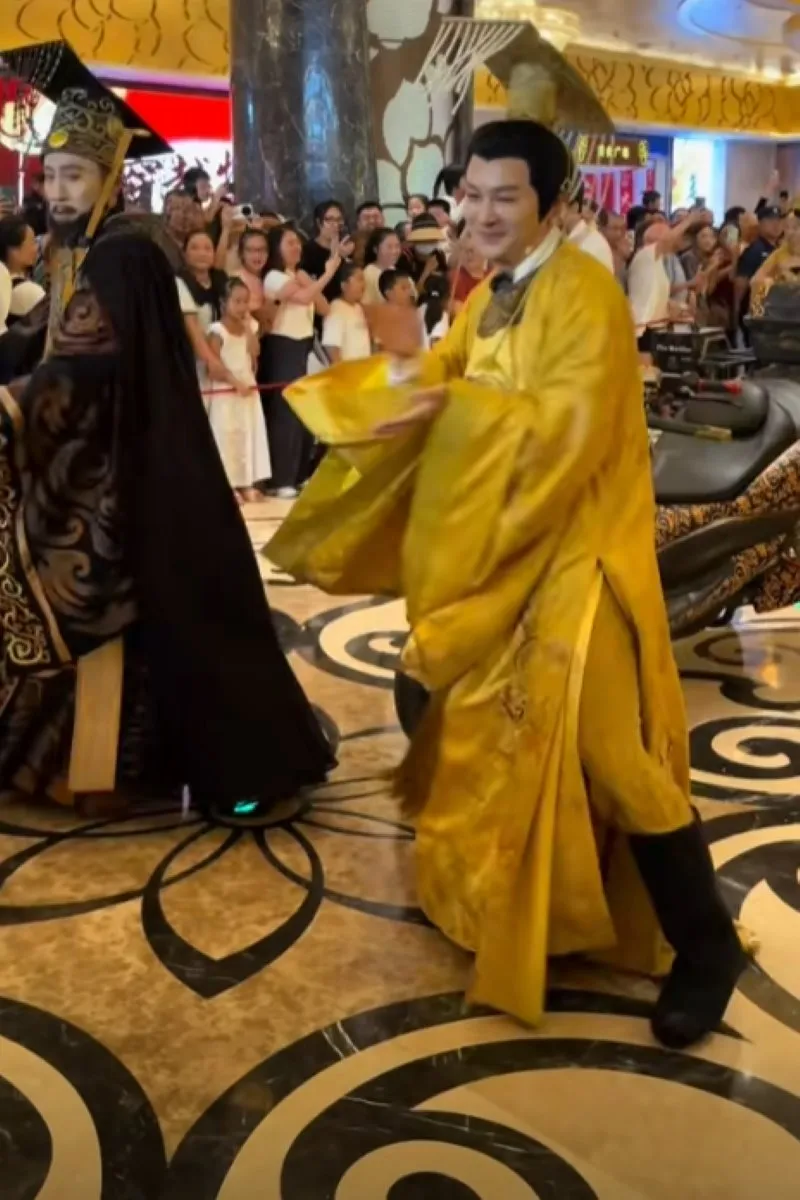 voh-tai-tu-noi-tieng-mot-thoi-phai-lam-cosplay-o-khu-du-lich-1