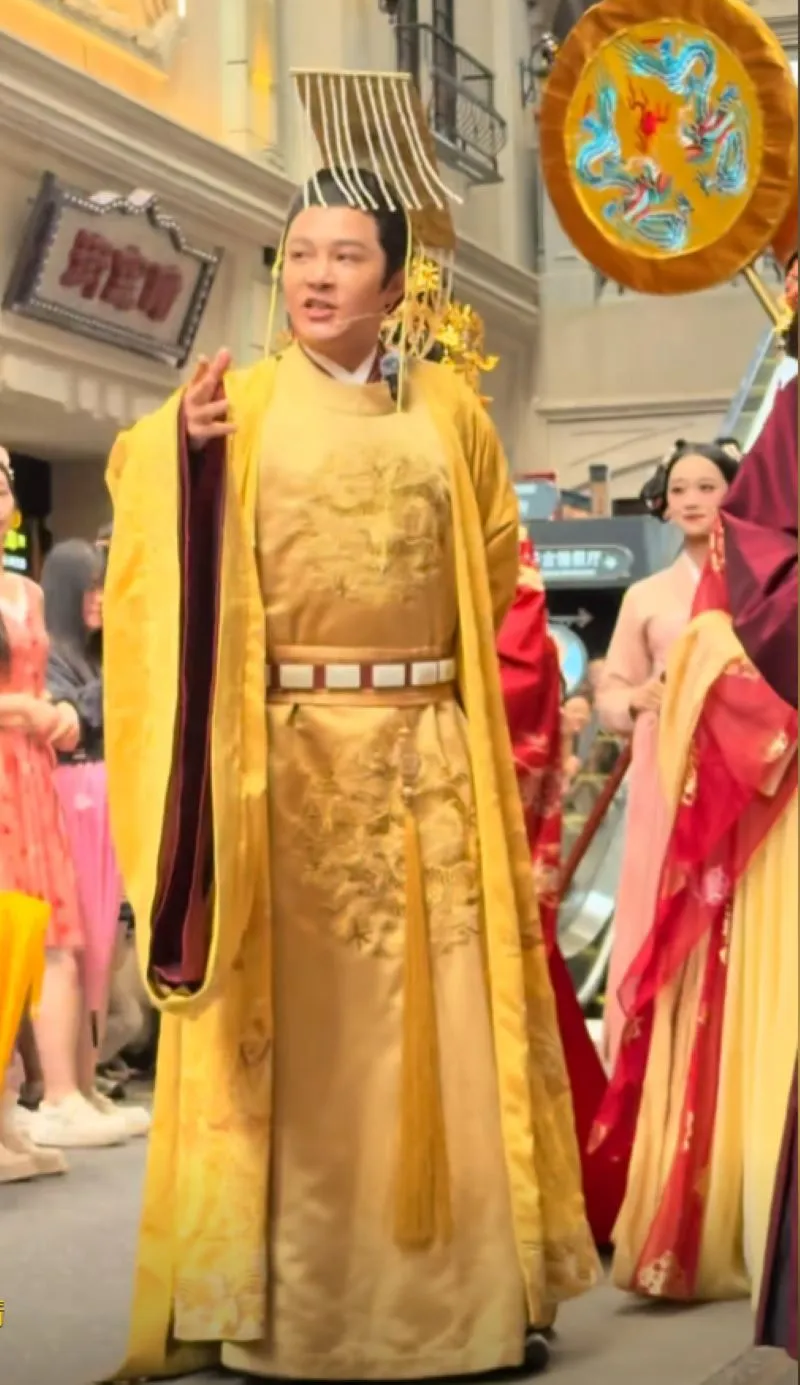 voh-tai-tu-noi-tieng-mot-thoi-phai-lam-cosplay-o-khu-du-lich-2