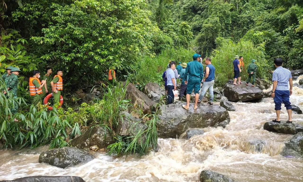 Hai mẹ con bị lũ cuốn khi đi làm rẫy, một người tử vong