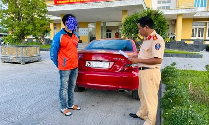 Anh Hòa và chiếc xe ô tô tại cơ quan CSGT