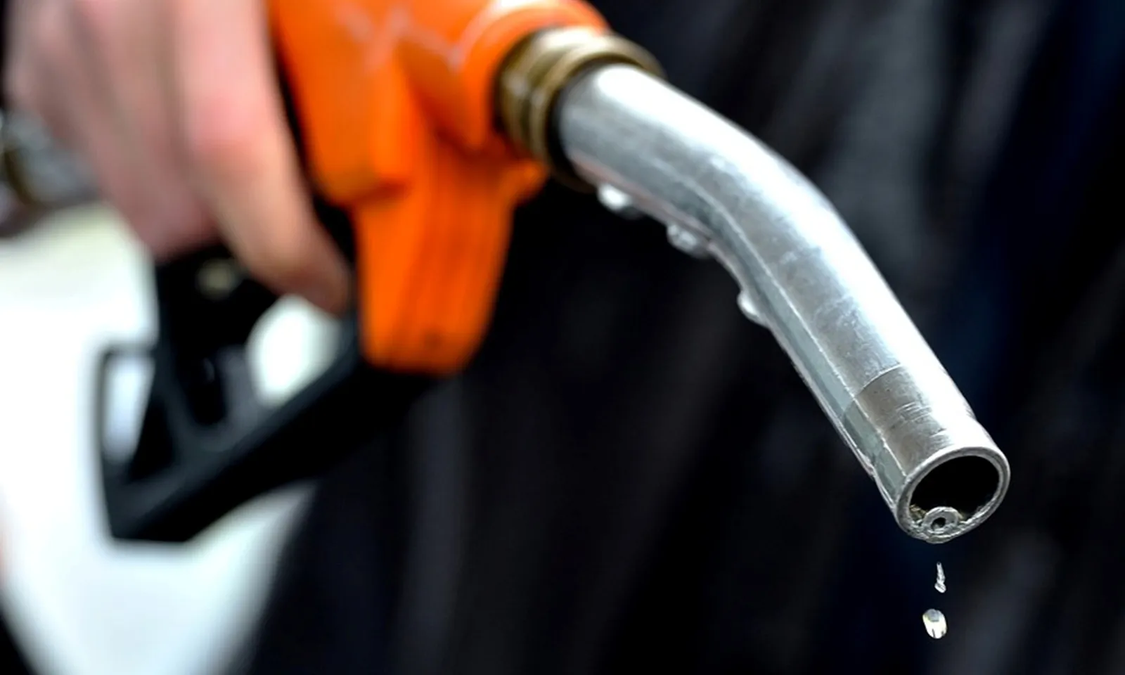 Giá xăng bật tăng trở lại