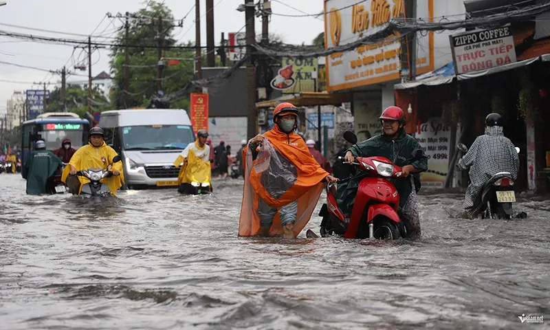 Đường Phan Huy Ích (TPHCM) lênh láng nước ngập sâu hơn nửa mét. Ảnh Vietnamner