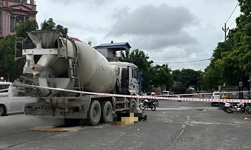 Xe máy va chạm xe trộn bê tông, người phụ nữ tử vong