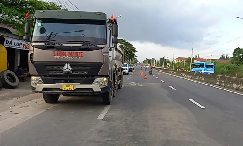 Hiện trường vụ tai nạn do đụng vào đuôi xe tải