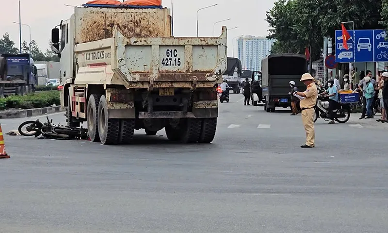 Xe ben quẹo phải đụng xe máy, người phụ nữ tử vong dưới gầm xe