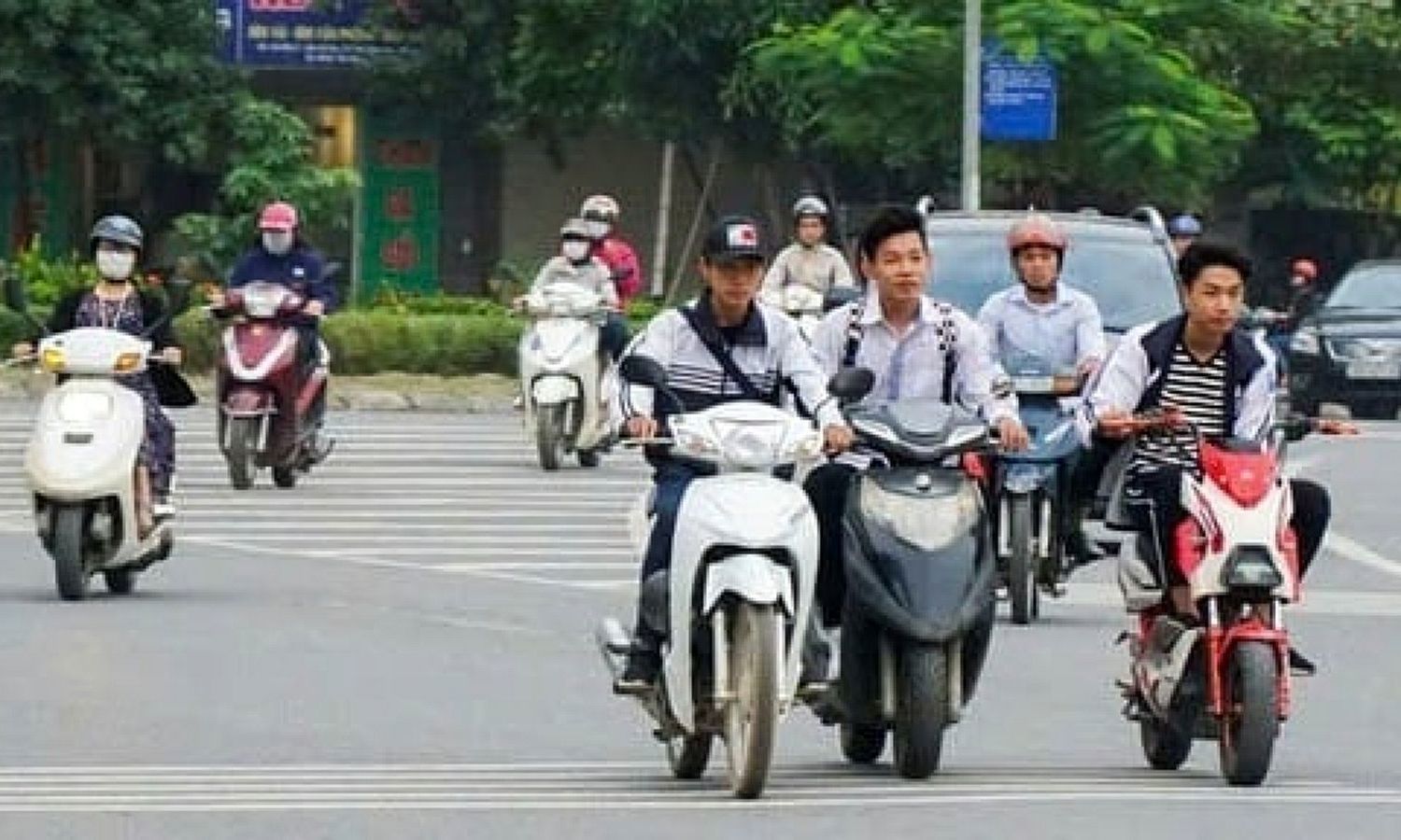 Cha mẹ phải cam kết không giao xe cho con cái chưa đủ tuổi, chưa có bằng lái