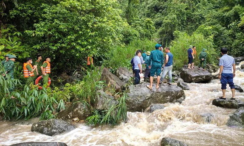 Lực lượng chức năng tổ chức tìm kiếm hai mẹ con bị mất tích khi băng qua suối Ảnh LĐO