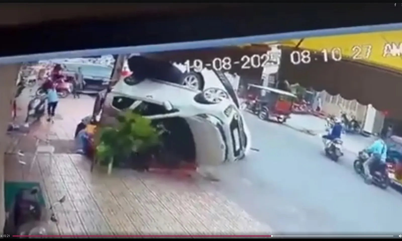 Tai nạn lùi xe kỳ lạ làm 2 xe ô tô úp ngược vào nhau!