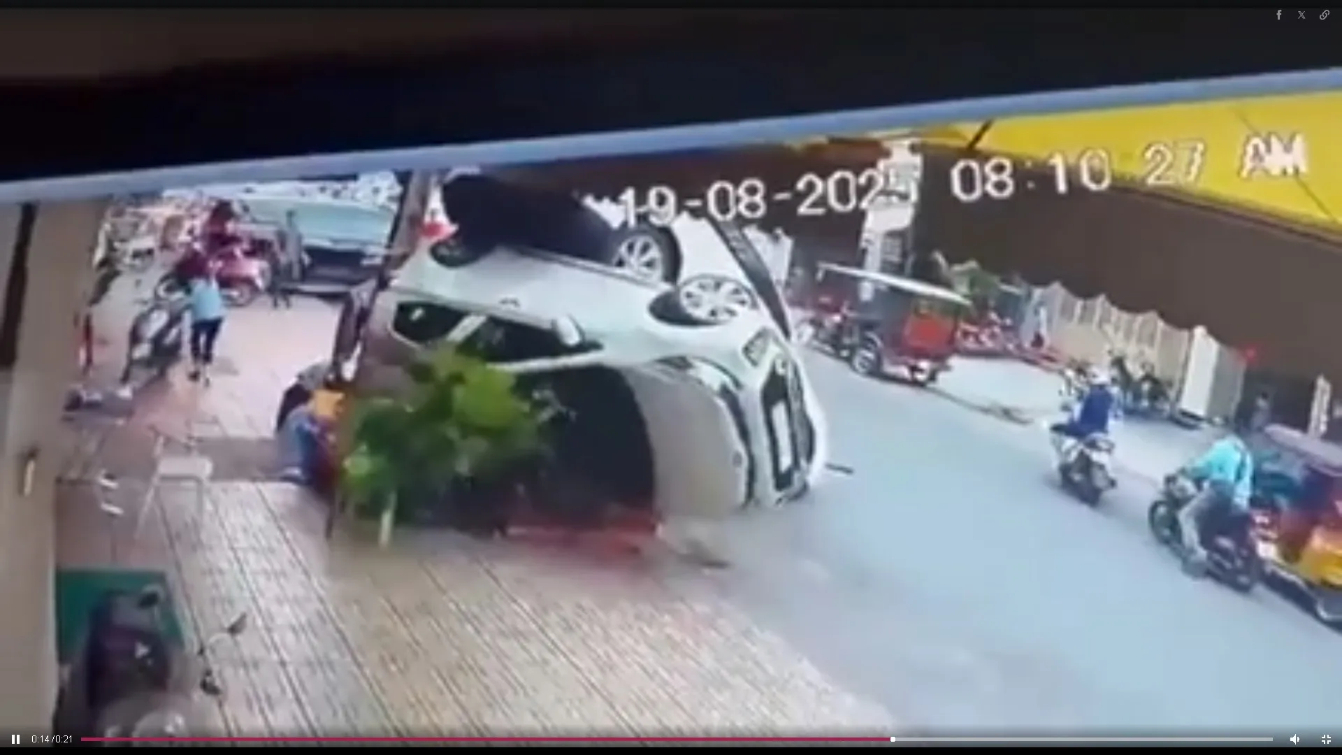 Lùi xe ô tô gây lật cả 2 xe