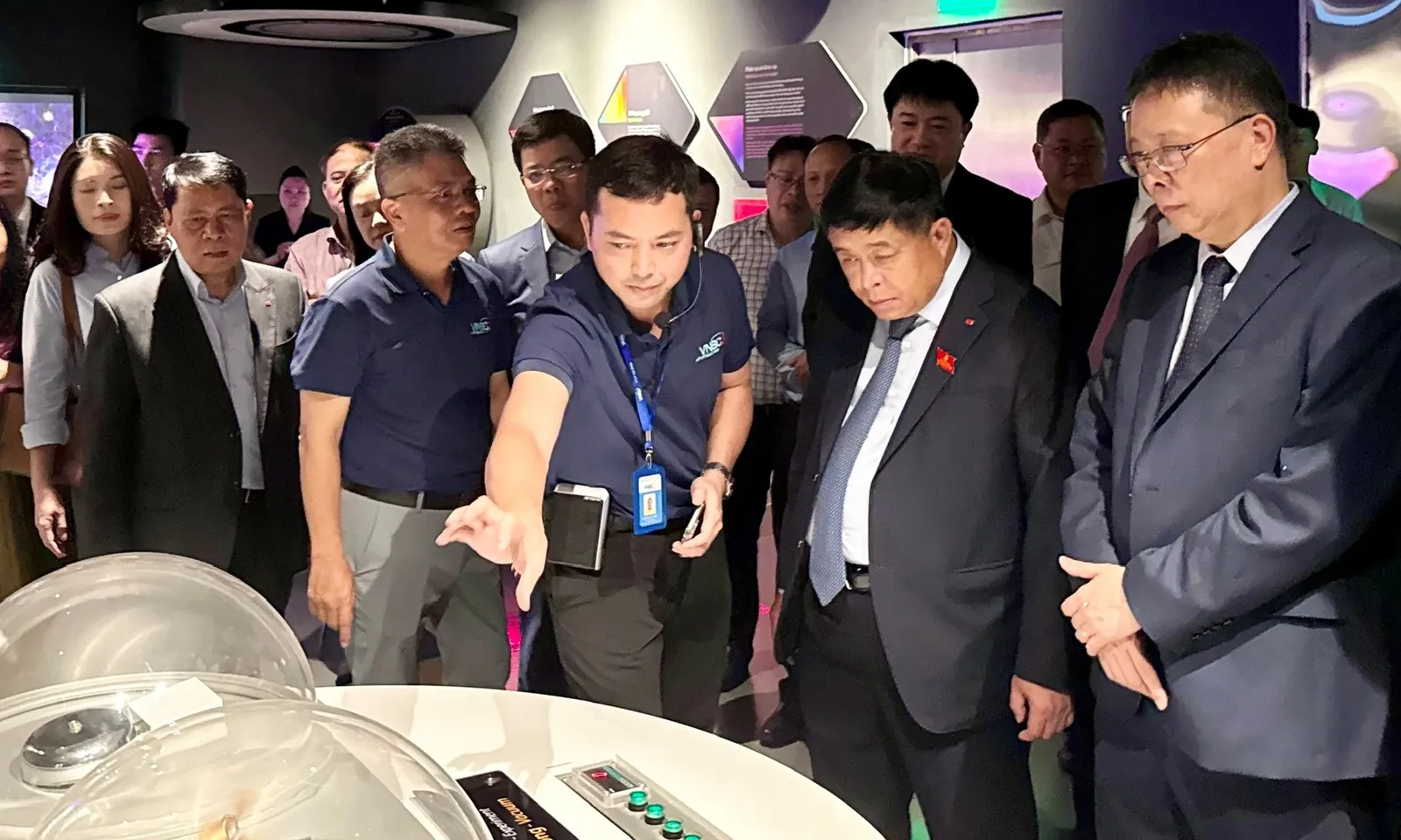 Bảo tàng Vũ trụ Việt Nam trưng bày hàng loạt mô hình vệ tinh, hành tinh, tên lửa