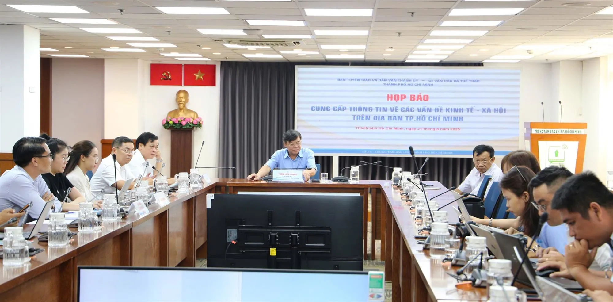 quang-canh-buoi-hop-bao-17557692201881781248680