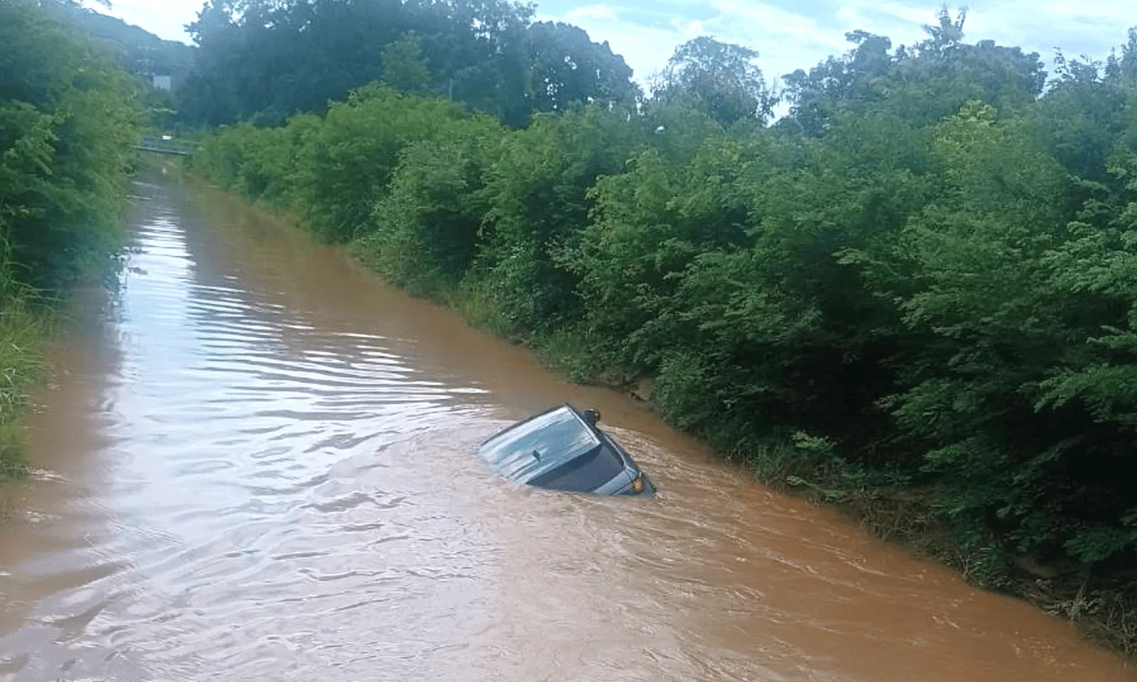 Xe điện lao xuống kênh vì tài xế lái xe theo định vị GPS