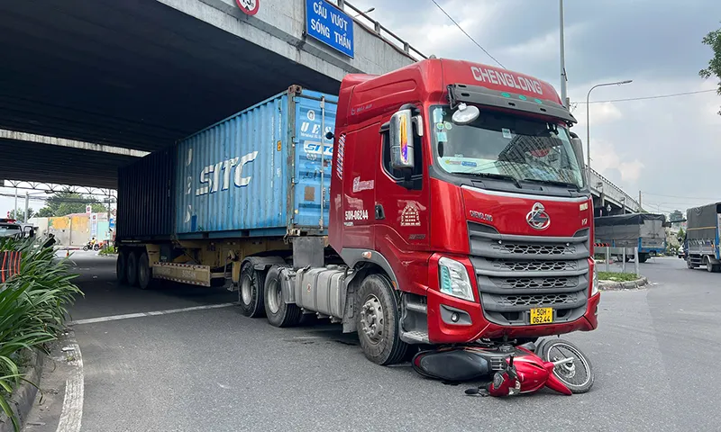 Xe máy của nạn nhân bị cuốn dưới gầm xe container