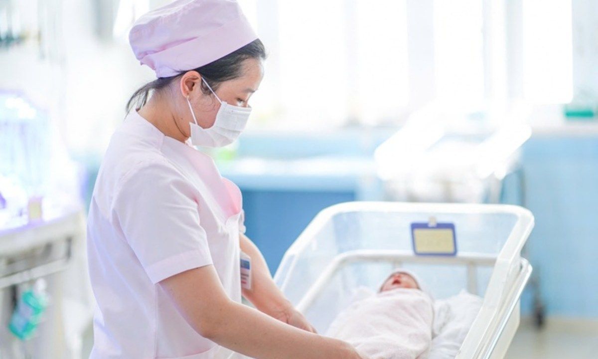 Bé trai 1,7kg chào đời từ người mẹ mang khối u ác tính