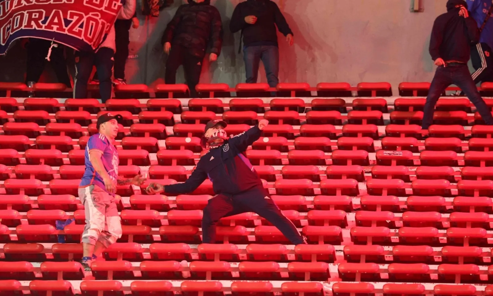 90 cổ động viên bị bắt sau vụ bạo lực kinh hoàng trên khán đài giải siêu cúp Nam Mỹ