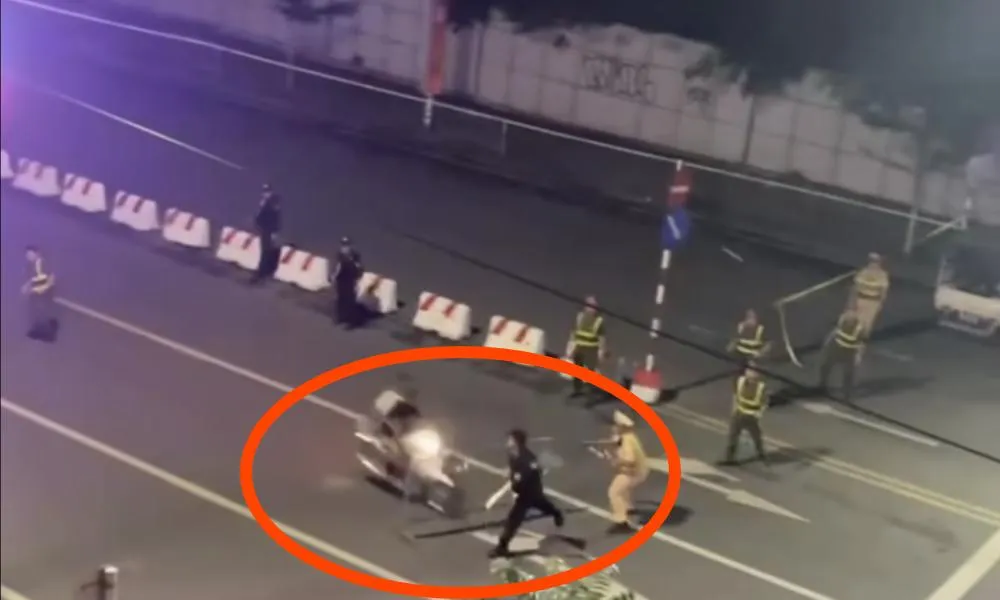 Video clip: Hai thanh niên “thông chốt” tông cảnh sát cơ động ở Hà Nội gây bức xúc