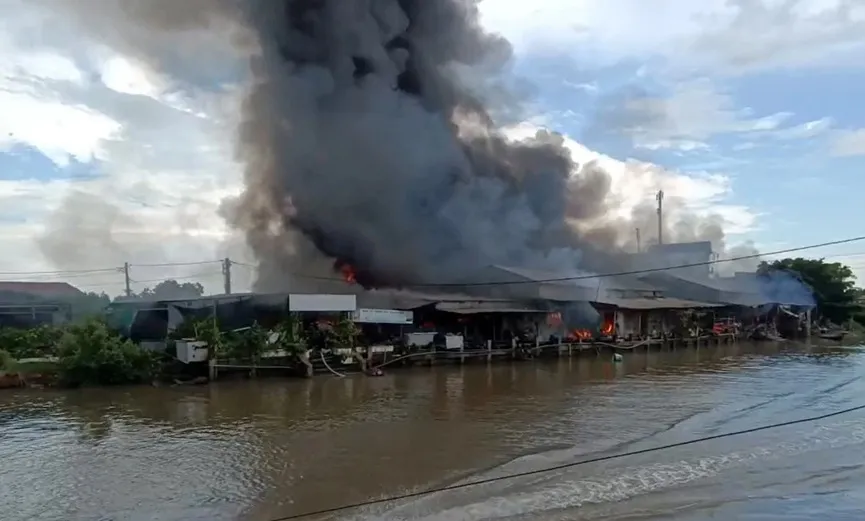 Cháy lớn thiêu rụi 56 ki ốt tại chợ Thanh Tùng, Cà Mau