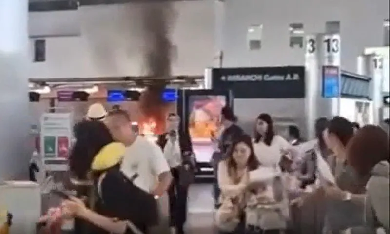 Clip: Một người đàn ông đốt cháy quầy làm thủ tục tại sân bay lớn nhất Châu Âu
