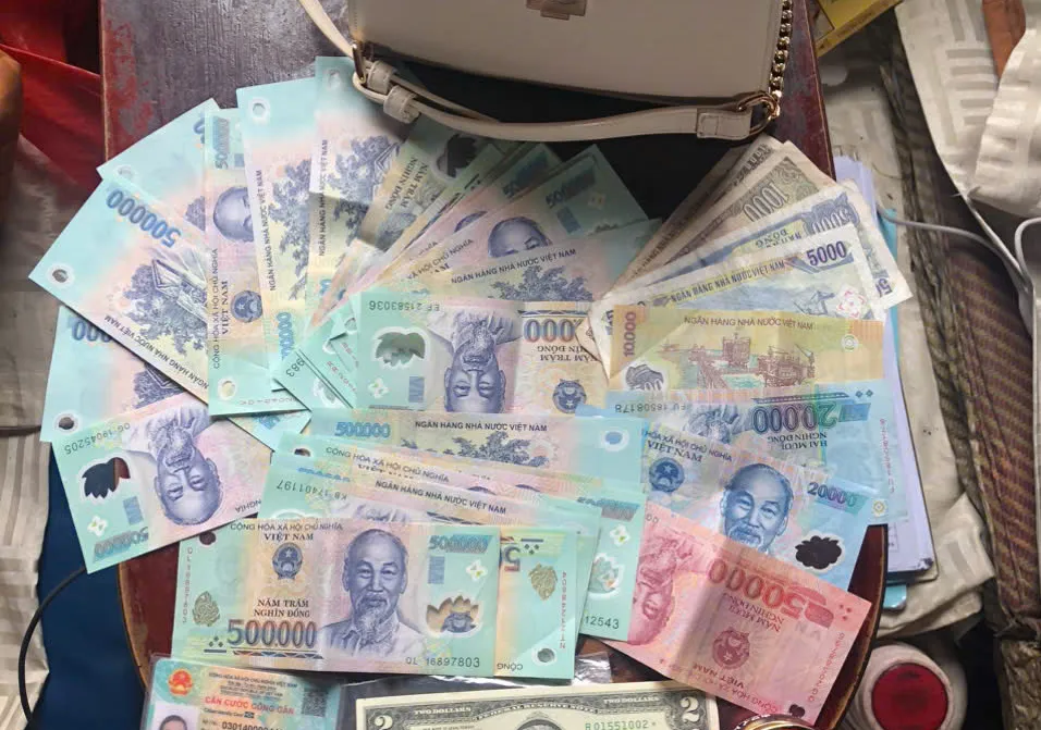 hanh-khach-bo-quen-tien-1755829693095320265661