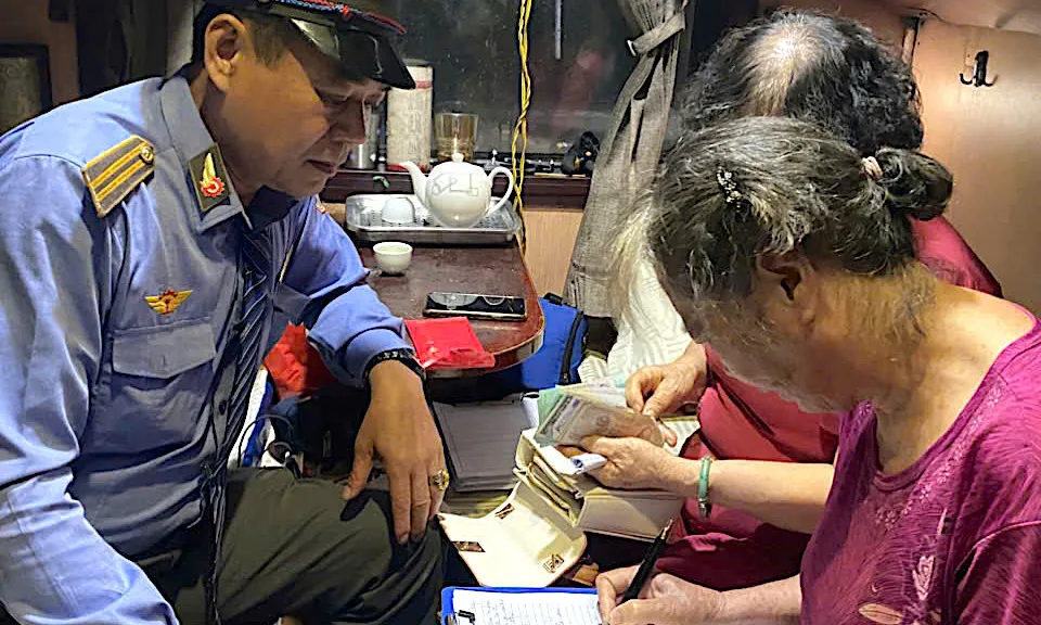 Cụ bà nhận lại tài sản bỏ quên trên tàu nhờ tinh thần trách nhiệm của tổ tàu SE8