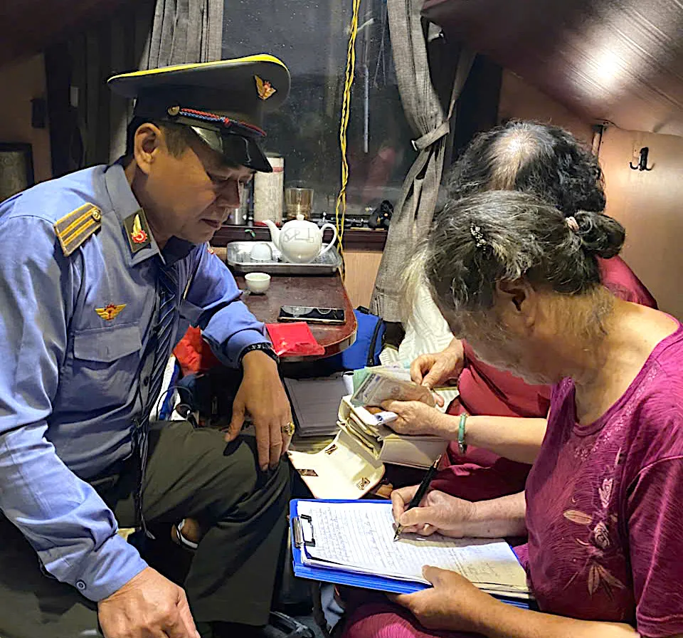 hanh-khach-nhan-lai-tai-san-bo-quen-tren-tau-se8-17558296930911776134382