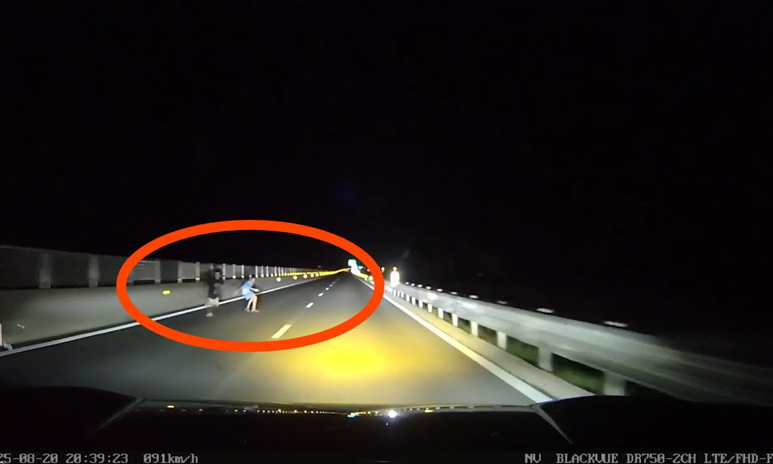Video clip: Hai thiếu niên liều lĩnh băng ngang qua cao tốc trong đêm tối