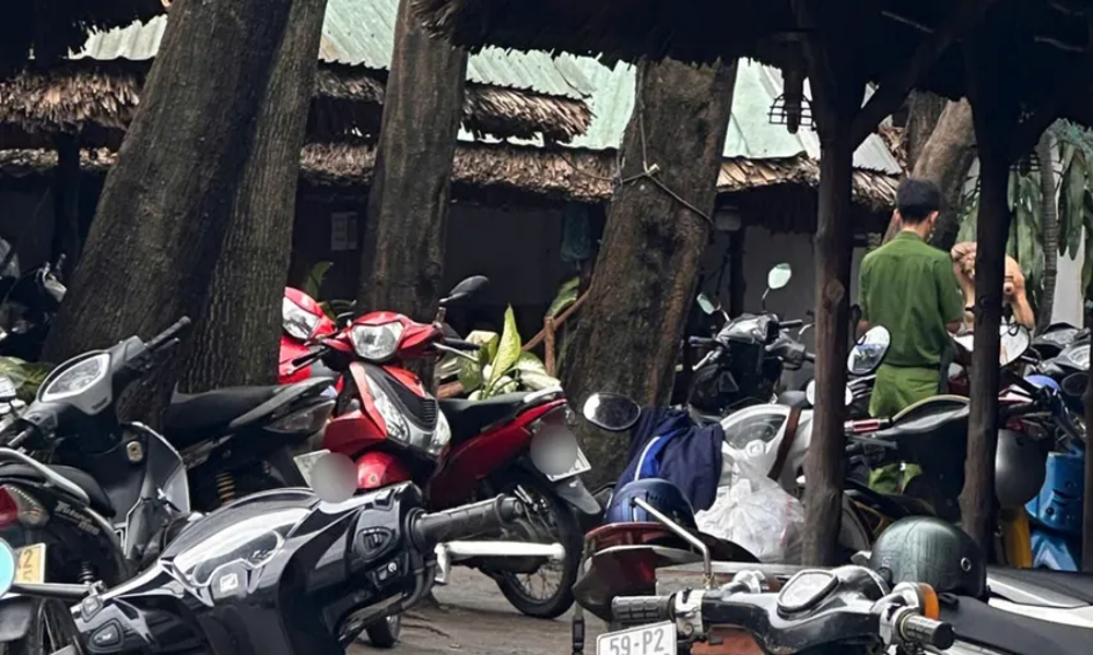 Mang xăng đốt phòng trọ vì mâu thuẫn tình cảm, hai người bị thương