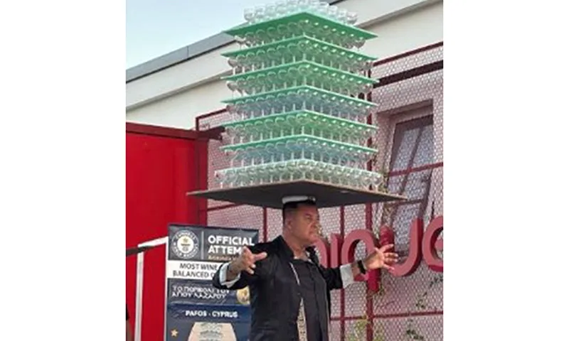 Một vũ công đã giữ thăng bằng 511 ly rượu vang trên đầu để giành lại kỷ lục Guinness 