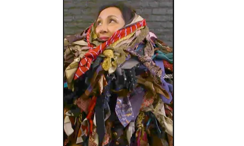 Người phụ nữ Canada đeo 360 chiếc cà vạt cùng lúc để phá kỷ lục thế giới