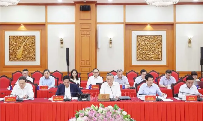 Bộ Chính trị cho ý kiến về công tác chuẩn bị Đại hội Đảng bộ thành phố Hà Nội và Đảng bộ TPHCM