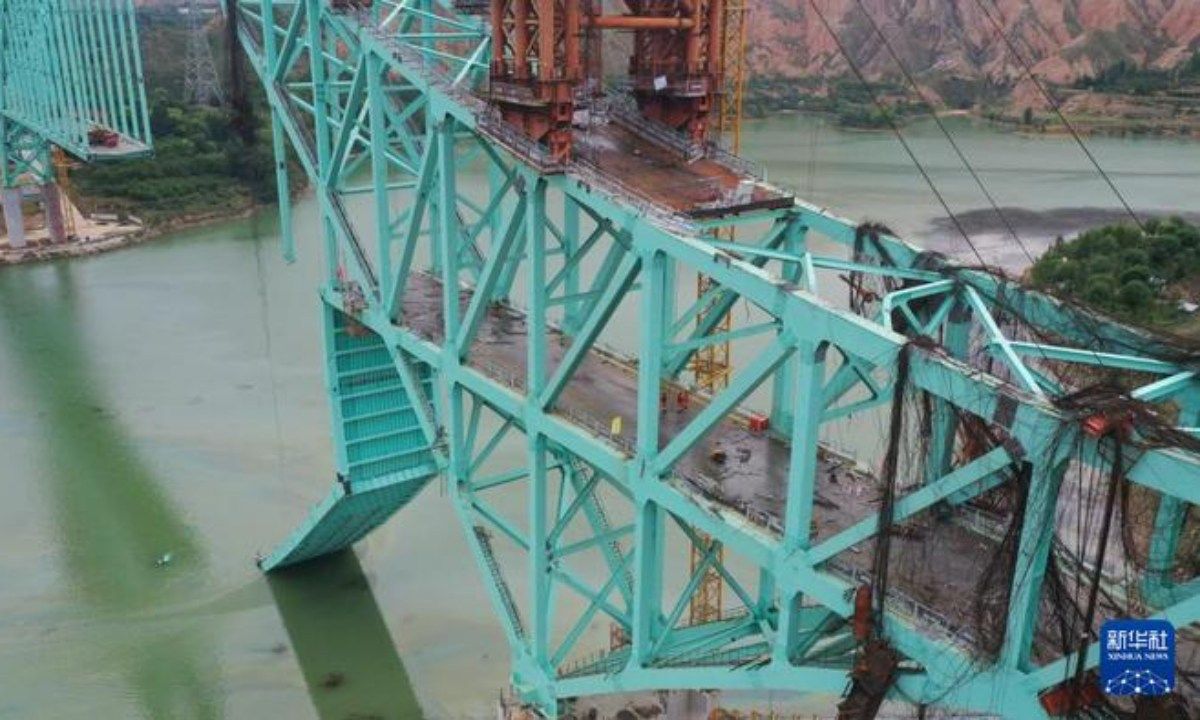 Sập dầm cầu Hoàng Hà ở Trung Quốc: 6 người chết, 10 người mất tích