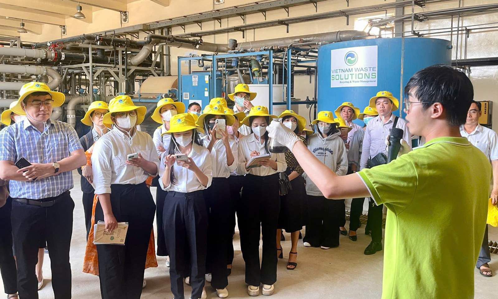 Đại học Tài nguyên và Môi trường Hà Nội tham quan Khu xử lý rác Đa Phước