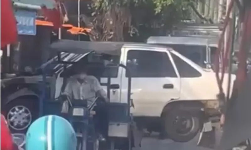 Xe ba gác chở ô tô 4 chỗ gây cản trở giao thông, tài xế bị mời làm việc