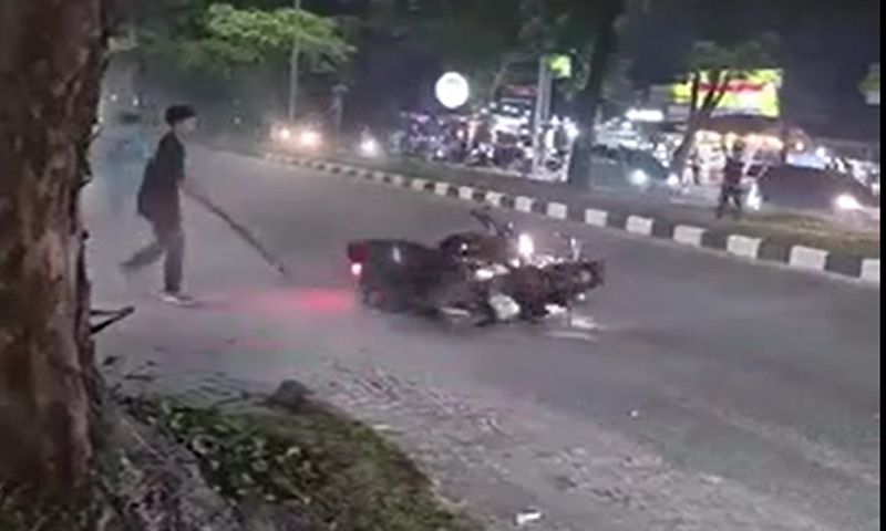 Clip: vụ tai nạn hài hước, hai xe máy quấn nhau quay tròn trên đường