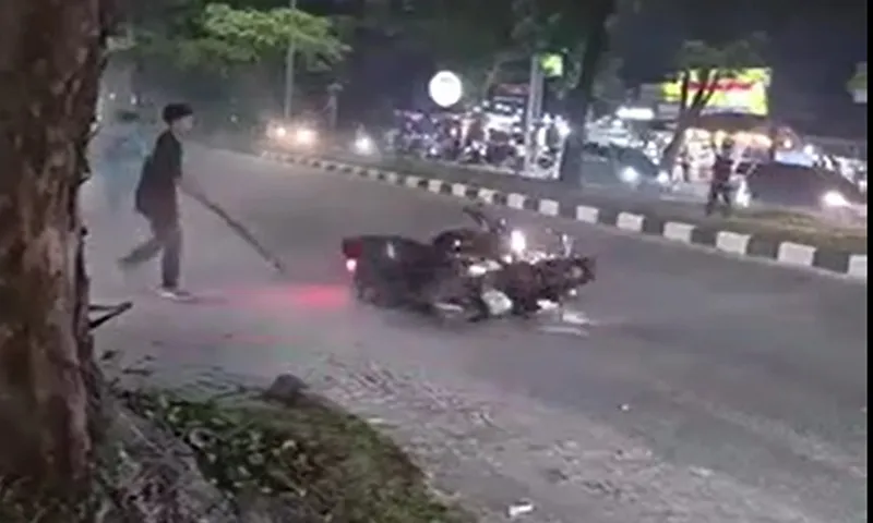 Clip: vụ tai nạn hài hước, hai xe máy quấn nhau quay tròn trên đường
