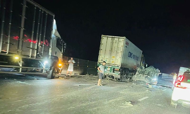 Tai nạn liên hoàn 5 ô tô đụng nhau trên cao tốc Cao Bồ - Mai Sơn