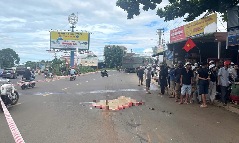 Xe tải cuốn xe máy vào gầm, người đàn ông đi xe máy bị cán tử vong