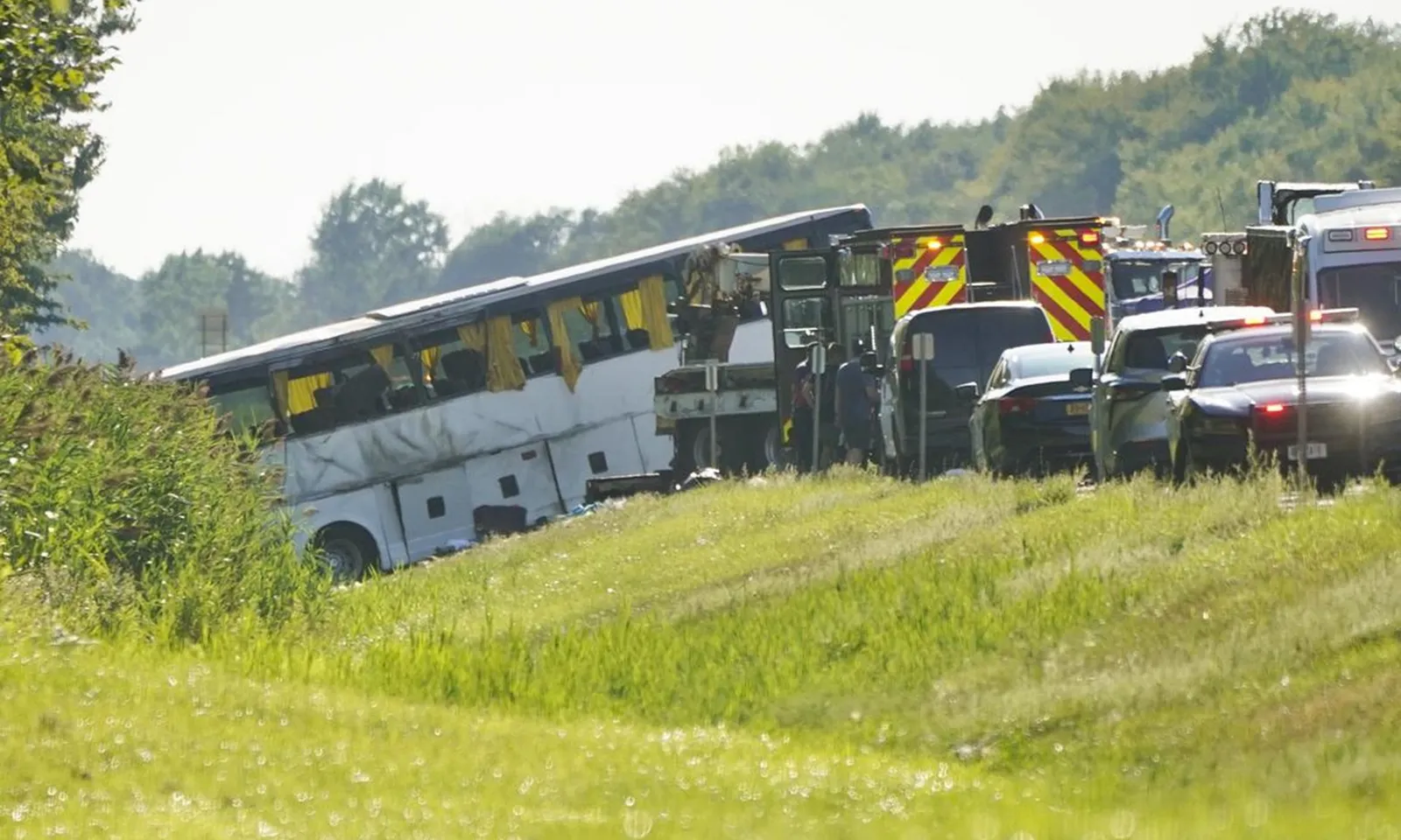Mỹ: Xe buýt du lịch bị lật, 5 người thiệt mạng, hàng chục người bị thương