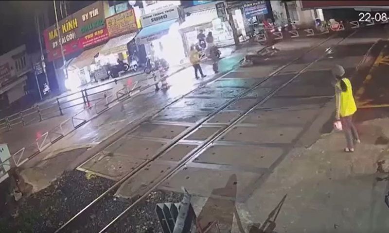 Clip: phóng xe máy tông gãy thanh chắn khi tàu hỏa lao đến