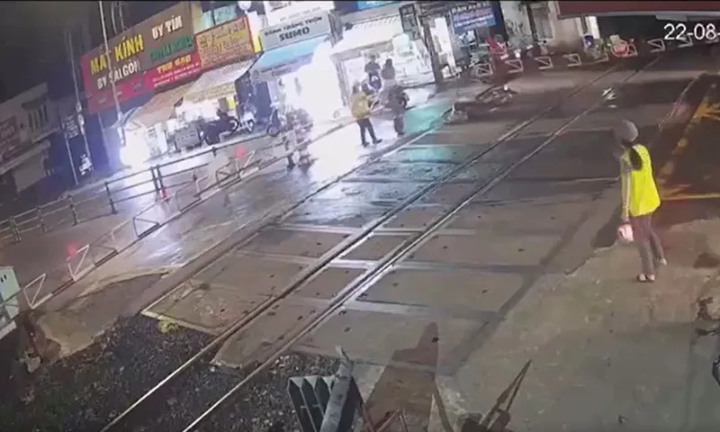 Clip: phóng xe máy tông gãy thanh chắn khi tàu hỏa lao đến