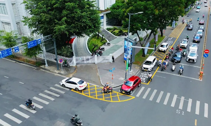 Vạch mắt võng cho phép dòng xe rẽ phải liên tục đã được triển khai ở 12 giao lộ trên địa bàn TP.HCM